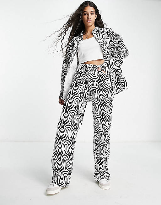 PIECES - Coordinato zebrato con camicia in denim e jeans a fondo ampio