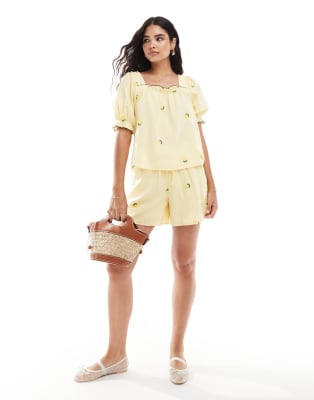Pieces – Gult, citronbroderat set med topp och shorts - view 1