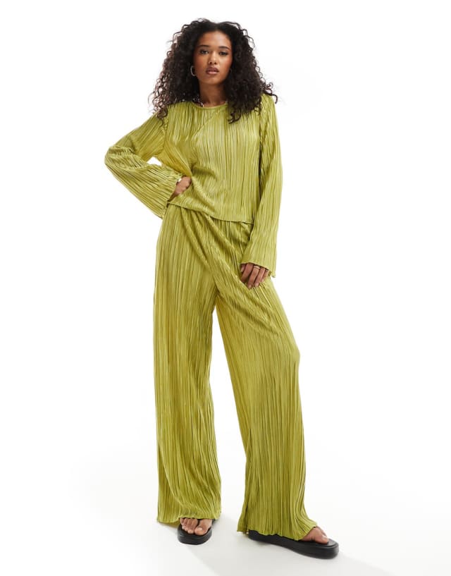 Pieces - plisse flared sleeve top and wide leg trouser co-ord in green