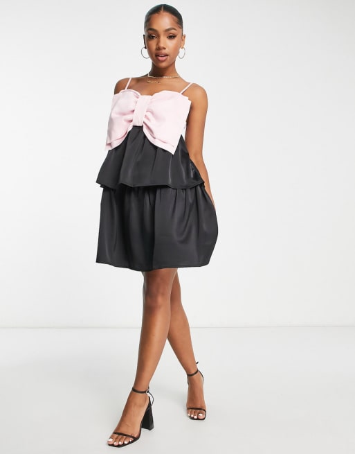 Pieces - Vestito corto premium a balze nero e rosa con fiocco oversize e guanti