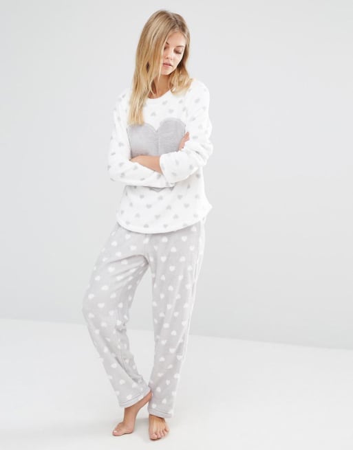 Pijama con detalle de corazones de Oysho ASOS