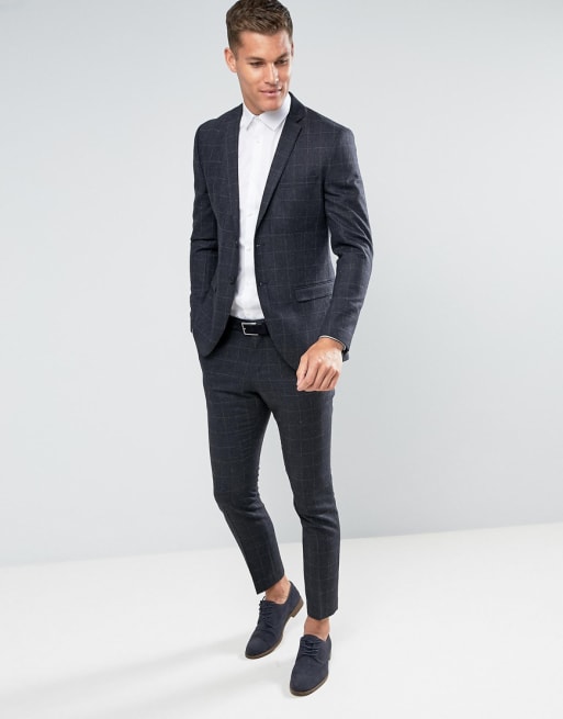 Костюм мужской классический. Мужской костюм с зауженными штанами. Мужчина в смокинге. Костюм мужской черный приталенный. Мужской классический костюм приталенный.