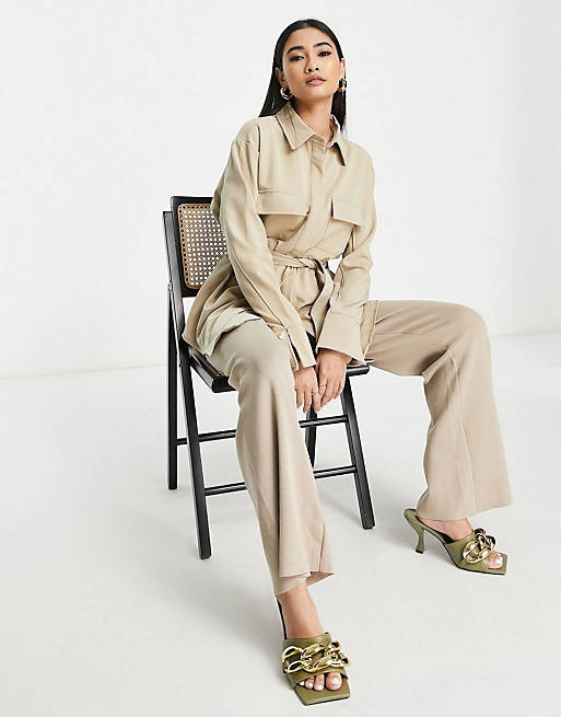 Pretty Lavish - Coordinato con camicia giacca con cintura e pantaloni sartoriali a fondo ampio beige