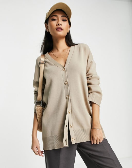 Pretty Lavish – Set aus lang geschnittener Strickjacke und Strick-Schlaghose in Taupe