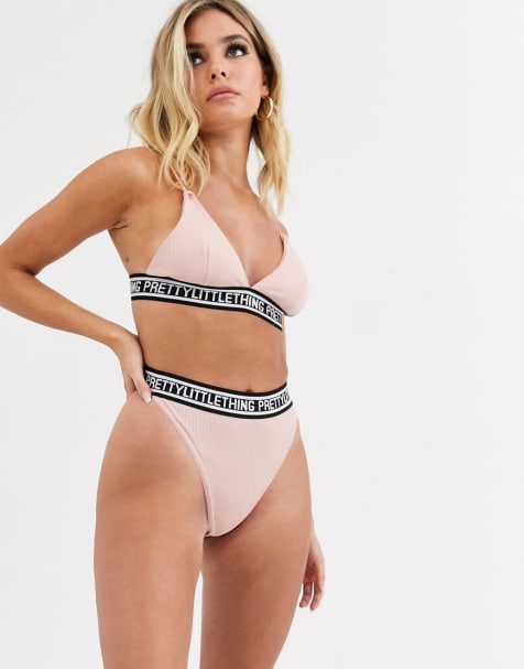 PrettyLittleThing – Geripptes, hellrotes Lingerie-Set mit Sloganbordüre