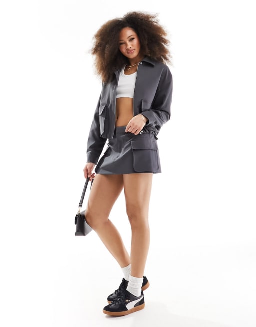Pull&Bear - Coordinato grigio scuro con giacca sartoriale e minigonna con tasche