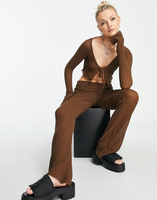 Pull&Bear – Set in Braun mit Oberteil und Hose mit geradem Bein und hohem Bund