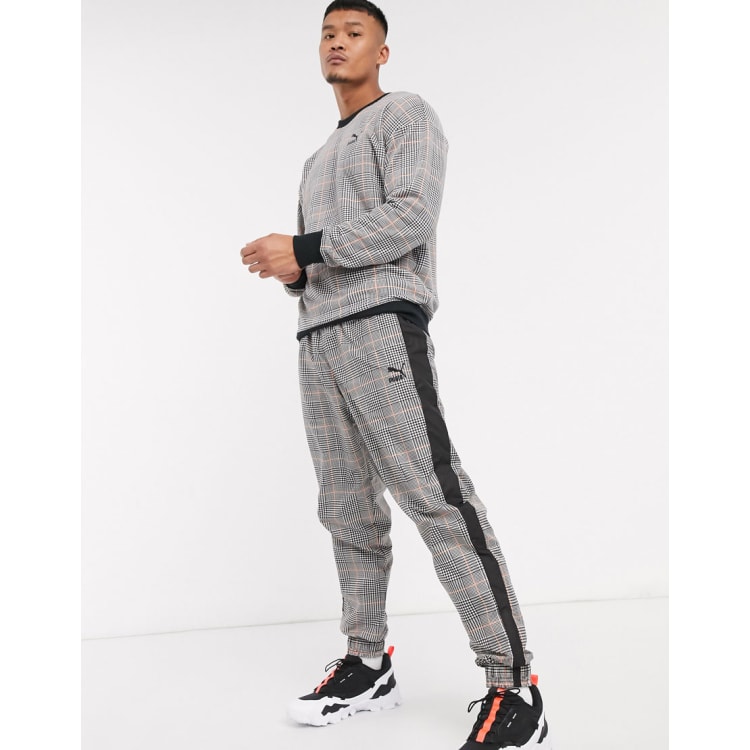 Спортивные в клеточку. Костюм Puma в клетку. Пума костюм клетчатый. Спортивный костюм в клетку Puma. Костюм Пума в клетку.