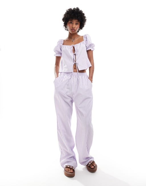 Reclaimed Vintage - Ensemble avec top rayé noué sur le devant à manches bouffantes et pantalon - Lilas d'été