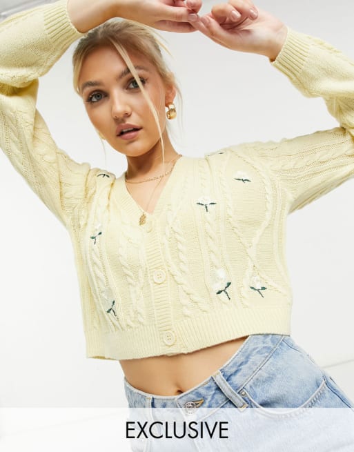 Reclaimed Vintage – Inspired – Citrongult set med kabelstickad broderad kofta och bralette