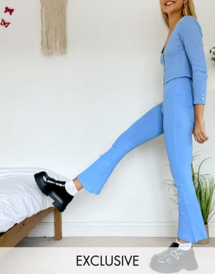 Reclaimed Vintage Inspired - Coordinato con pantaloni a zampa e cardigan a coste, colore blu