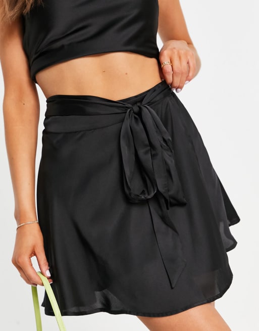 Reclaimed Vintage Inspired - Sort sæt med cropped skjorte med reverskrave og nederdel i satin