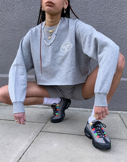 Reclaimed Vintage Inspired – Sweatshirt mit kurzem Schnitt und schwingendem Rock in Grau