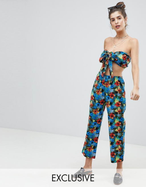 Reclaimed Vintage – Vintage Inspired – Zestaw: top z dekoltem bandeau i spodnie z tropikalnym nadrukiem