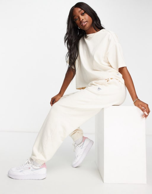 Reebok Classic – Naturalnie barwiony zestaw w kolorze złamanej bieli: krótki T-shirt i joggersy