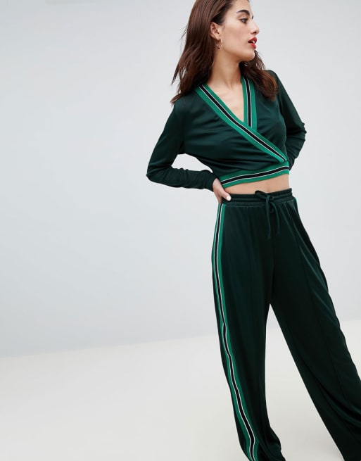 River Island - Sportieve combi-set met geribbelde crop top met overslag aan de voorkant en flared joggingbroek