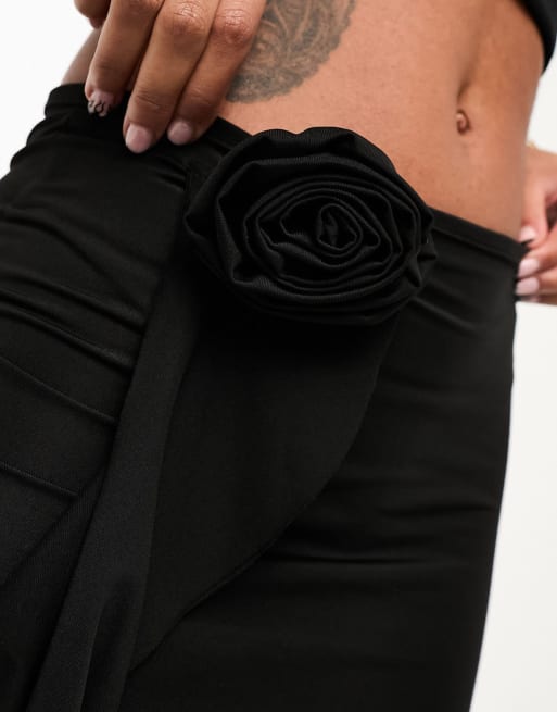 SIMMI - Ensemble avec mini-jupe et top sans manches à grosse fleur - Noir
