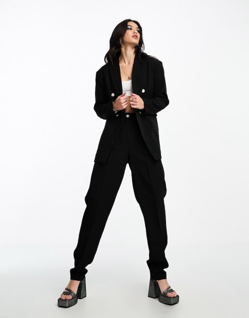 Something New X Emma Fridsell – Figursytt set med kavaj och pegbyxor med strassprydd logga