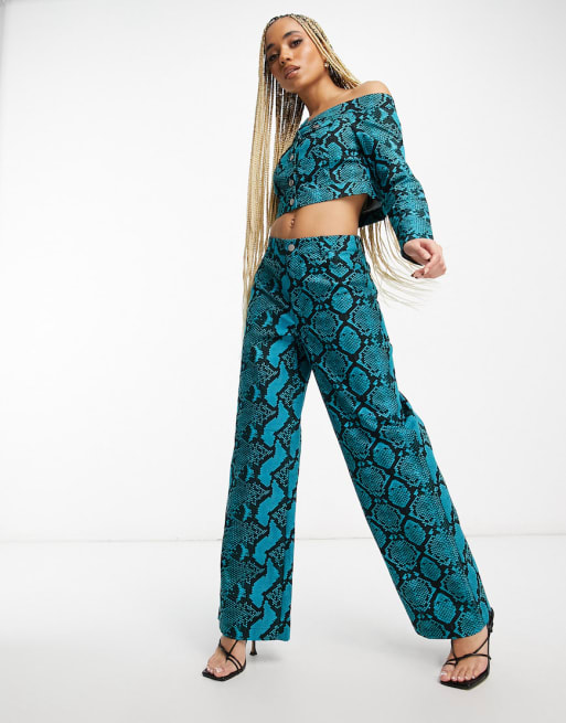 Something New x Madeleine Pedersen - Coordinato blu pitonato con top e pantaloni a fondo ampio