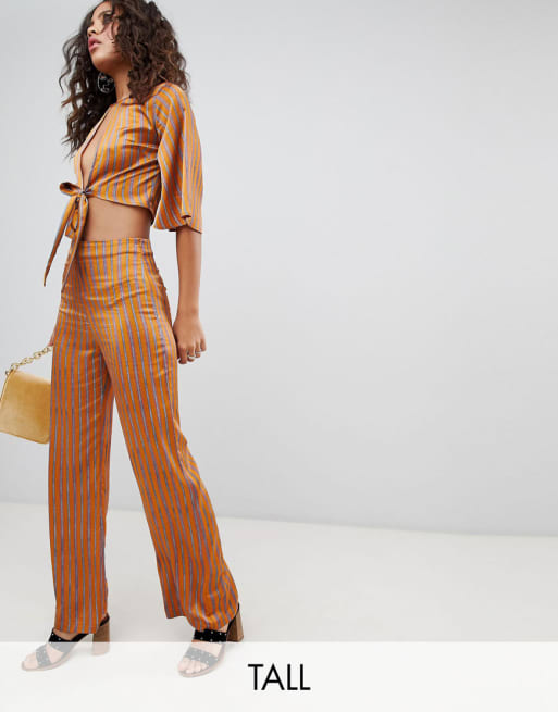 Sæt med croptop og bukser i draperende stof fra Fashion Union Tall