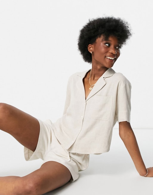 Stradivarius - Coordinato con camicia a maniche corte di lino e pantaloncini da corsa, colore beige