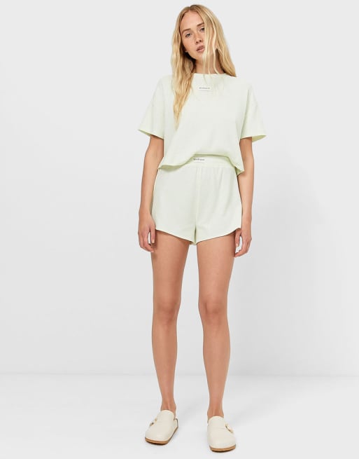Stradivarius – It's all good – Blekt limegrönt pyjamasset – T-shirt och shorts i boxig passform
