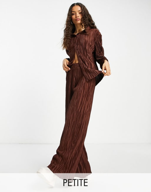 Stradivarius Petite – Set in Schokoladenbraun mit plissiertem Hemd und Hose