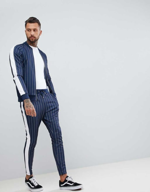 The Couture Club – Granatowy dres o kroju podkreślającym sylwetkę w prążki