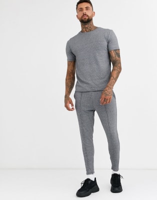 joggers with t shirt