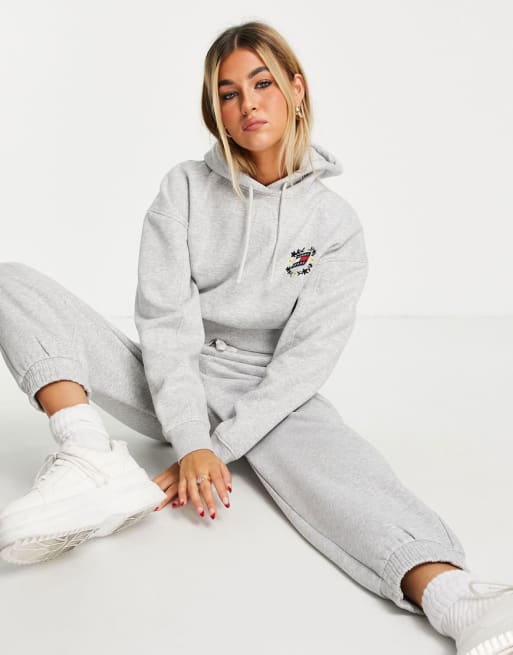 Tommy Jeans - Combi-set van hoodie met logo en joggingbroek in grijs