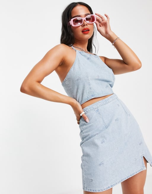 Tommy Jeans - Coordinato con allacciato dietro la schiena e minigonna in denim lavaggio chiaro