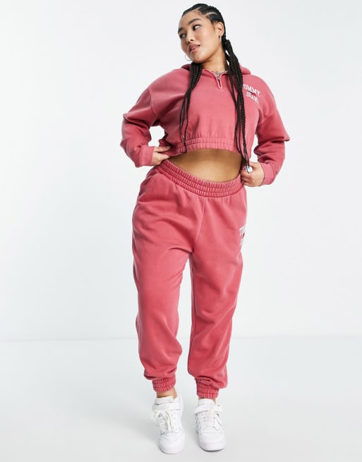 Tommy Jeans Plus – Czerwony zestaw: bluza z kapturem i joggersy