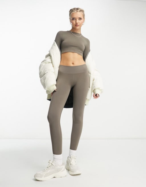 Top e leggings aderenti color tortora