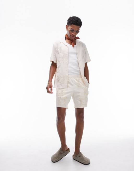 Topman – Laid On – Besticktes Set aus Hemd und Shorts in Ecru