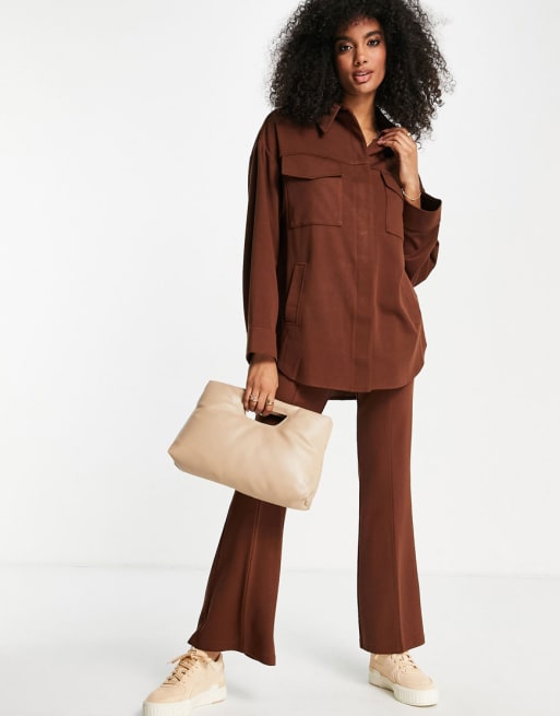 Topshop - Coordinato con camicia giacca e pantaloni color cioccolato