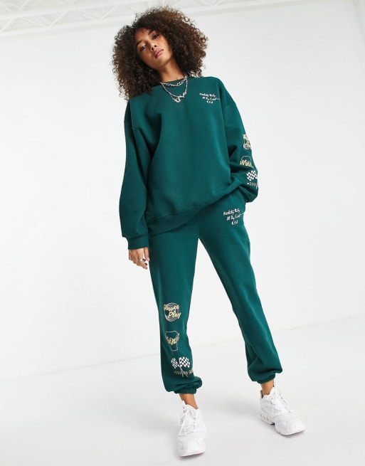 Topshop - Coordinato con felpa verde con stampa grafica