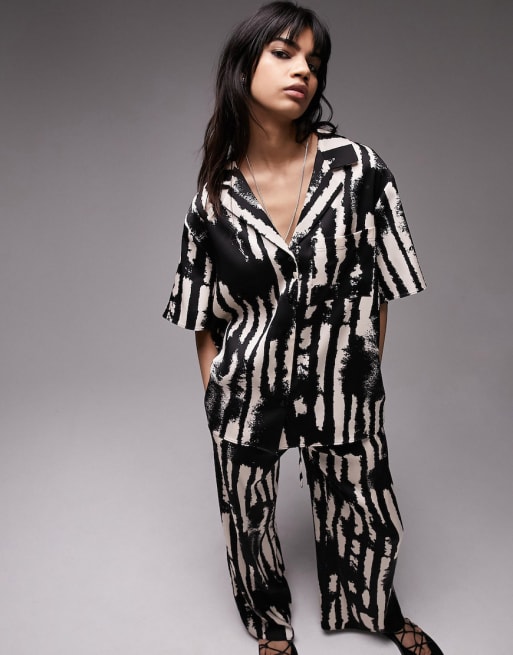 Topshop - Coordinato in raso con stampa monocromatica