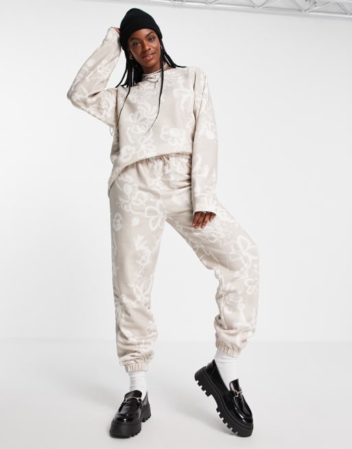 Topshop – Set aus Sweatshirtstoff mit Graffiti-Blumenmuster in Beige