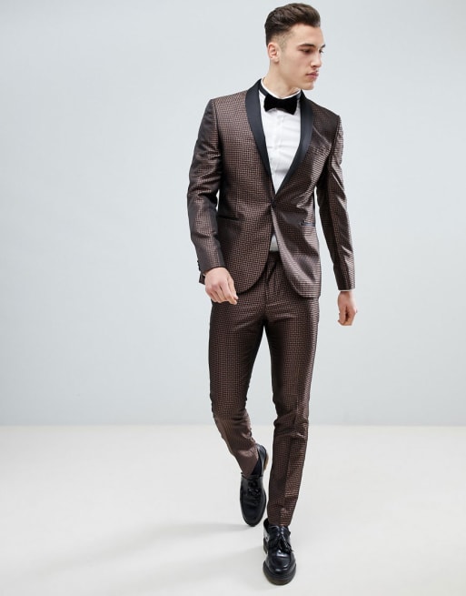 Traje ajustado con diseño geométrico en bronce de Next