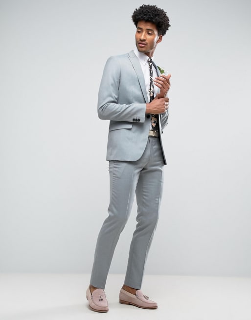 Traje ajustado para boda en color menta de Farah