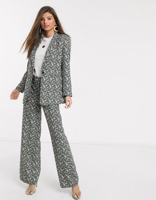 Traje con americana y pantalones en estampado floral de Mango