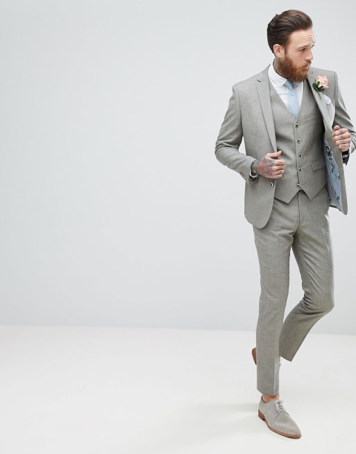 Traje de boda ajustado con diseño elástico y texturizado en color visón de Harry Brown 