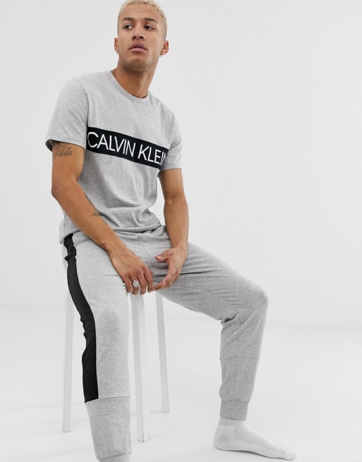 Traje gris con logo llamativo Statement 1981 de Calvin Klein