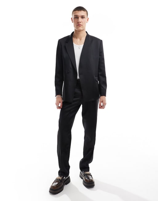 Traje negro ultrabrillante asimétrico de Viggo