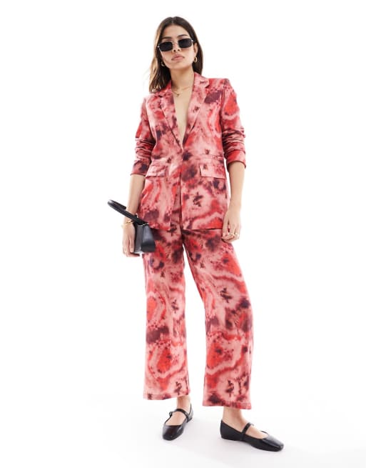Traje rojo con efecto tie dye de lino de Scalpers