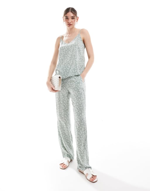 Vero Moda - Co-ord set van camitop met V-hals en broek met wijde pijpen in saliegroen met bloemenprint