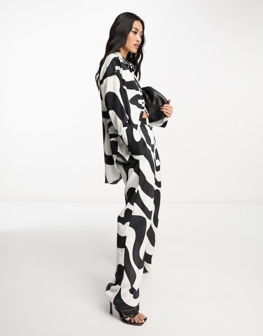 Vero Moda - Co-ord set van oversized overhemd en broeken met wijde pijpen en abstracte print in zwart-wit