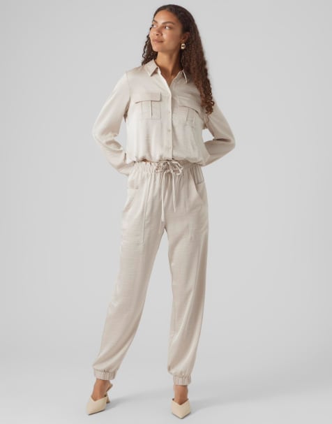 Vero Moda - Co-ord set van utility overhemd en cargobroek van vloeiend satijn in stone - view 1