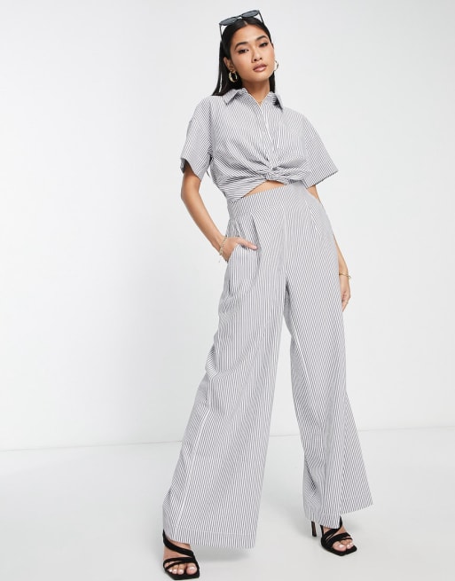 Vero Moda - Coordinato con camicia incrociata sul davanti e pantaloni con fondo ampio grigi a righe
