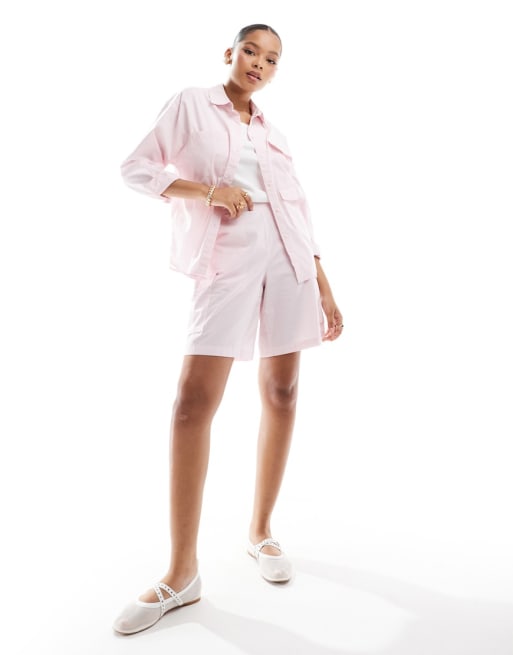 Vero Moda - Coordinato con camicia multitasche e pantaloncini taglio lungo rosa chiaro